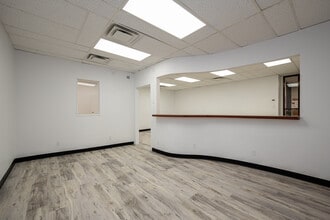 5881-5889 Ch de la Côte-des-Neiges, Montréal, QC for lease Interior Photo- Image 1 of 13