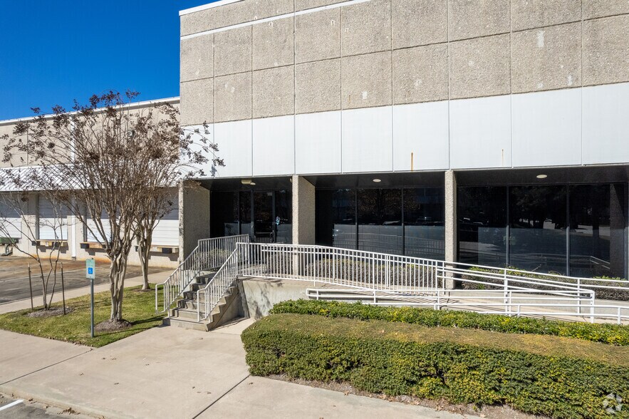 3800 Brittmoore Rd, Houston, TX à louer - Photo du bâtiment - Image 2 de 26