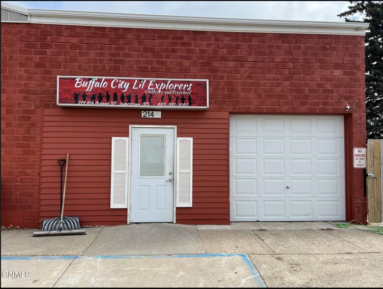 214 6th Ave NE, Jamestown, ND à vendre - Photo du bâtiment - Image 2 de 41