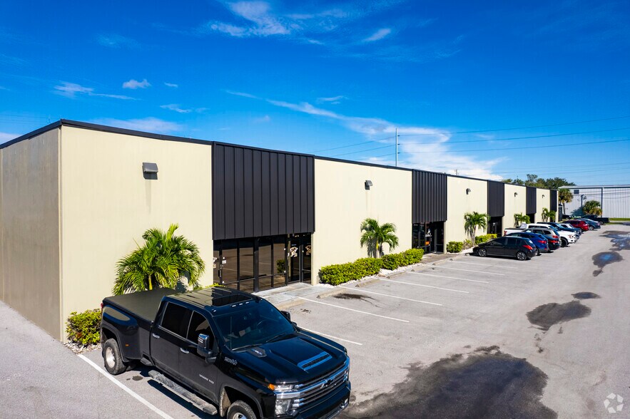 201 E Douglas Rd, Oldsmar, FL à louer - Photo du bâtiment - Image 3 de 6