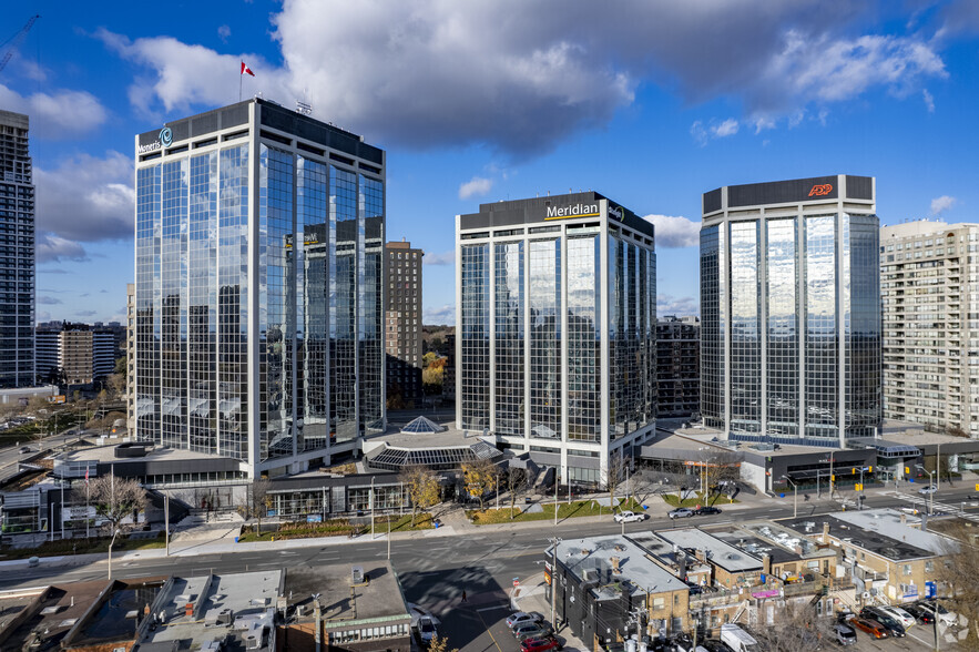 3280 Bloor St W, Toronto, ON à louer - Photo du bâtiment - Image 3 de 27