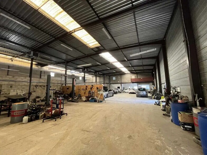 Local d'activités dans Porcheville à vendre - Photo du bâtiment - Image 3 de 8