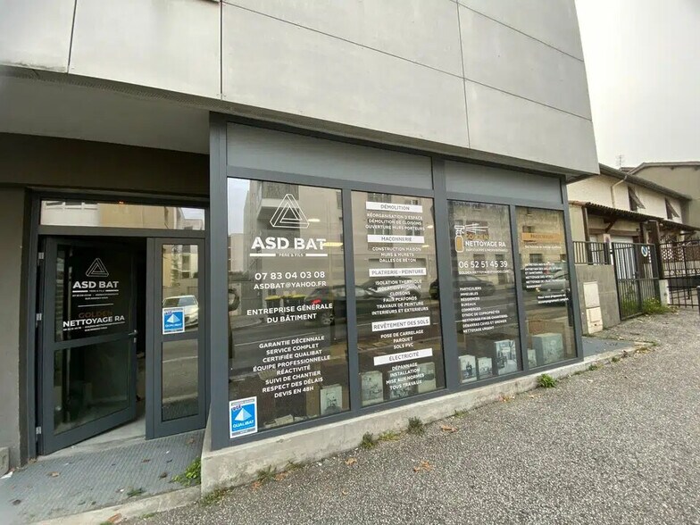 Immeuble residentiel dans Feyzin à vendre - Photo du bâtiment - Image 1 de 8