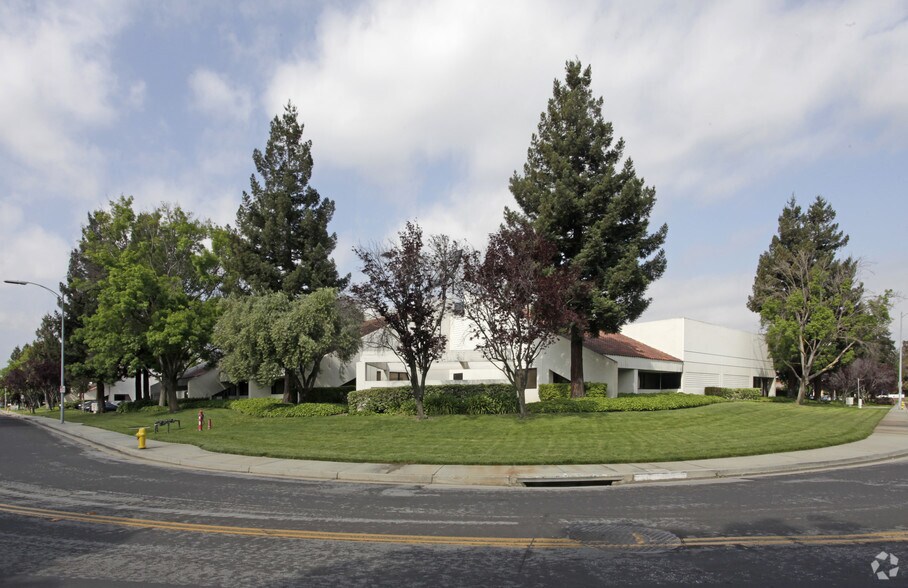 90 Rose Orchard Way, San Jose, CA à louer - Photo du bâtiment - Image 2 de 2