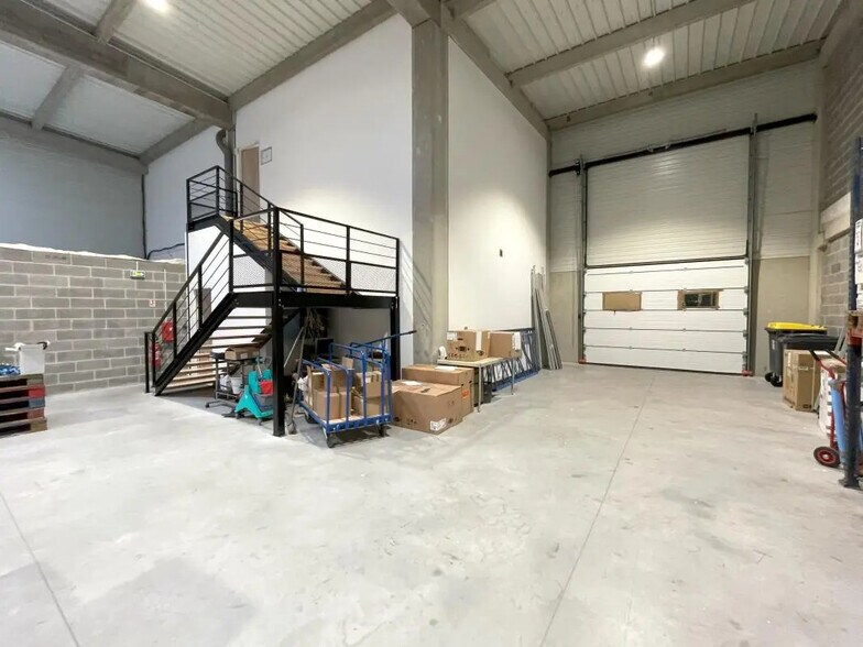 Office in Lesquin for lease - Interior Photo - Image 2 of 9