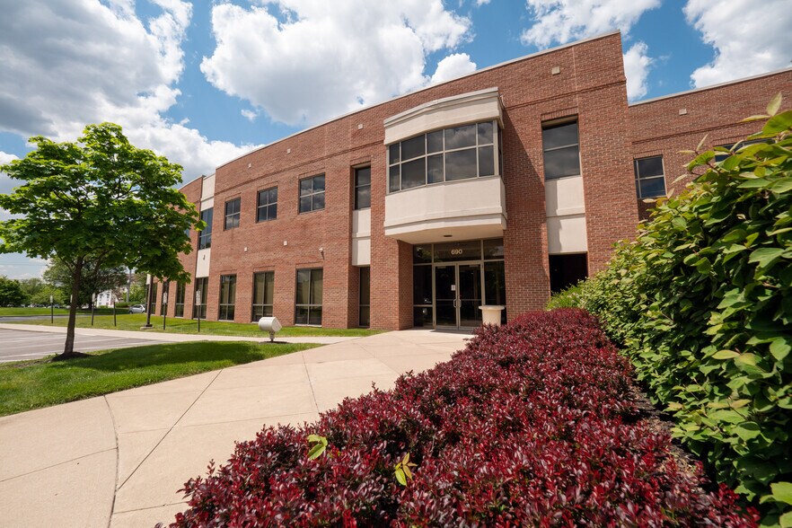 690 Taylor Rd, Gahanna, OH à louer - Photo du bâtiment - Image 1 de 4