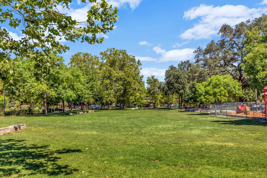 215 C St, Davis, CA à louer - Photo du bâtiment - Image 3 de 14