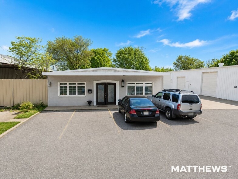 209-211 Austin St, Garland, TX for lease - Building Photo - Image 2 of 6