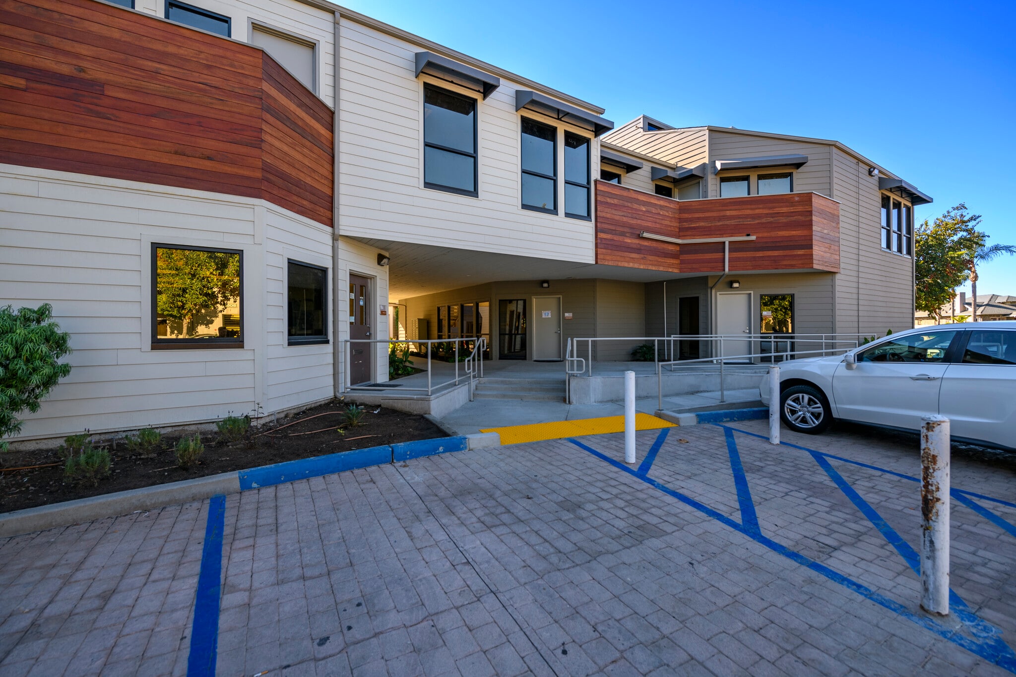 725 W La Veta Ave, Orange, CA for lease Primary Photo- Image 1 of 21