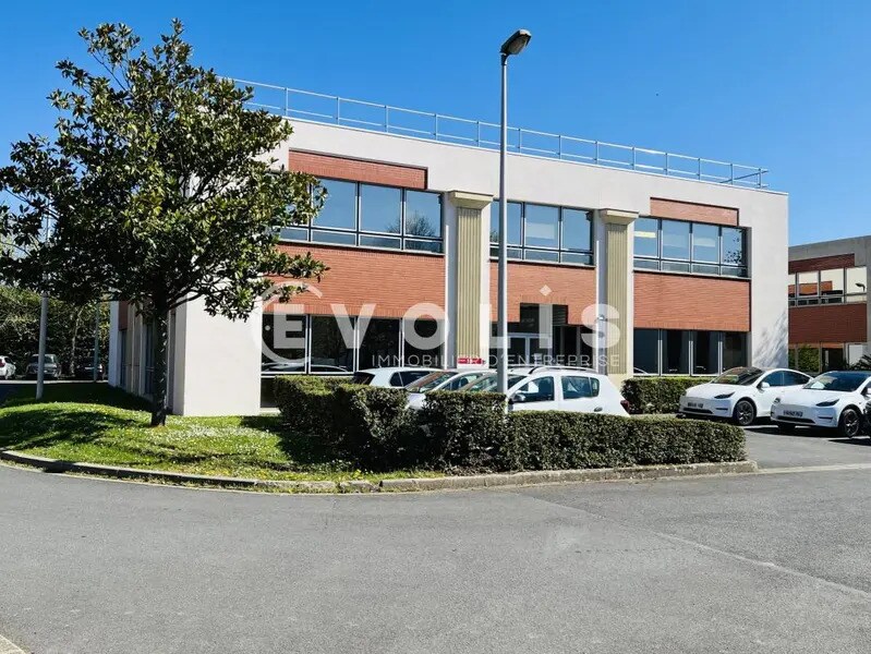 Office in Émerainville for lease Building Photo- Image 1 of 18