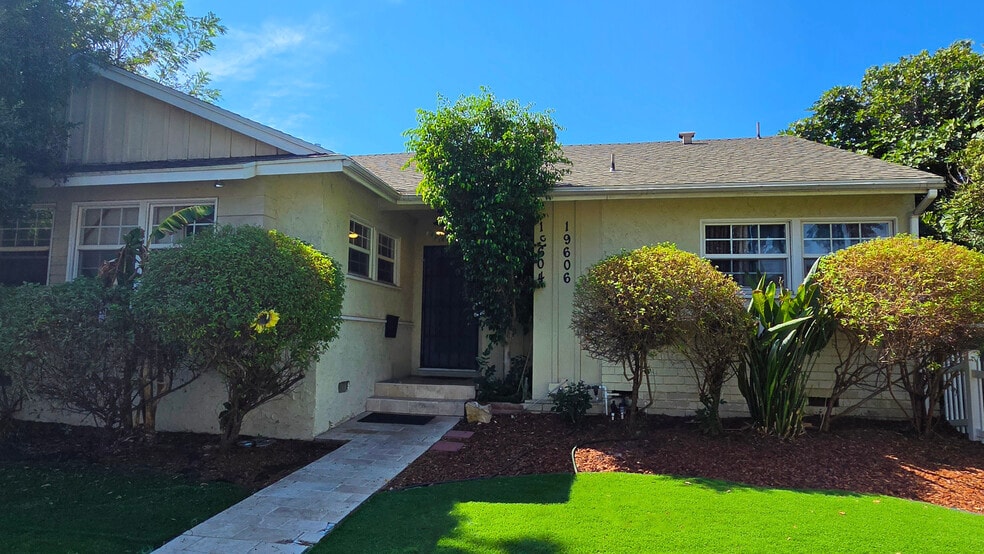 19604 Victory Blvd, Tarzana, CA for sale - Building Photo - Image 3 of 10