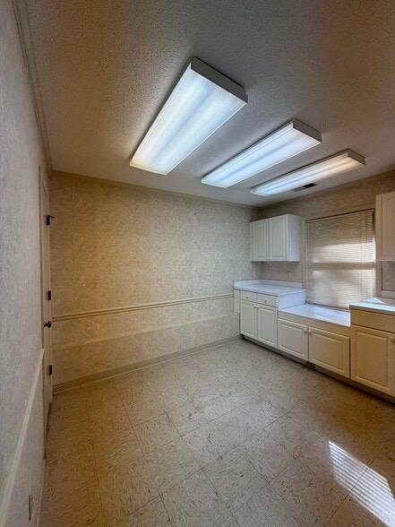 1377 E Garrison Blvd, Gastonia, NC for lease - Building Photo - Image 2 of 22