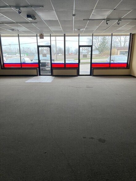 2593-2605 Needmore Rd, Dayton, OH à louer - Photo du bâtiment - Image 2 de 4