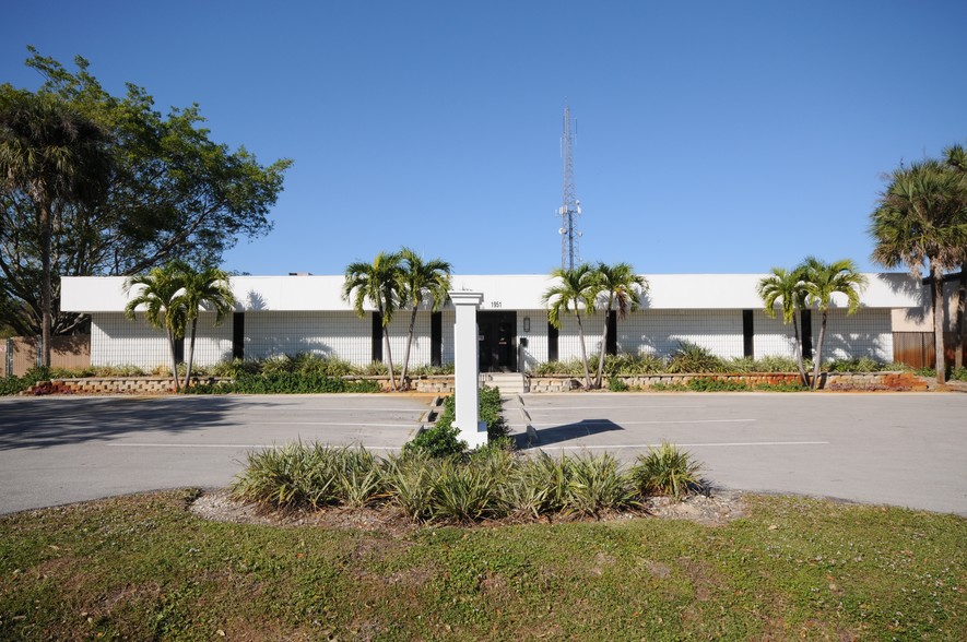 1951 J And C Blvd, Naples, FL à vendre - Photo du bâtiment - Image 1 de 1