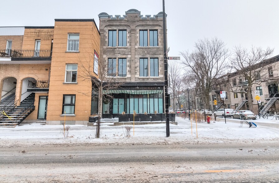250 Av Des Pins E, Montréal, QC à vendre - Photo du bâtiment - Image 2 de 17