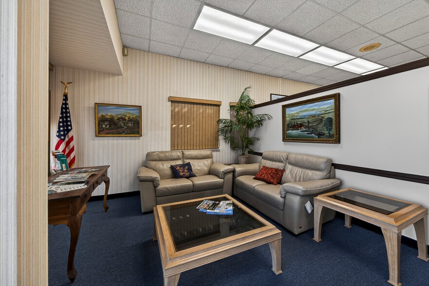 3050 E Commercial Blvd, Fort Lauderdale, FL for sale - Lobby - Image 3 of 31