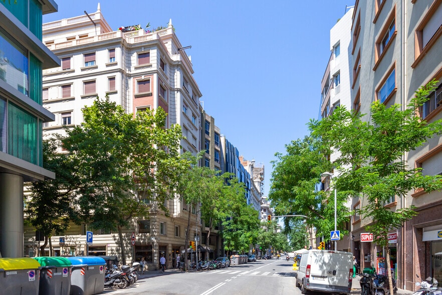 Office in Barcelona, Barcelona for sale - Building Photo - Image 2 of 5