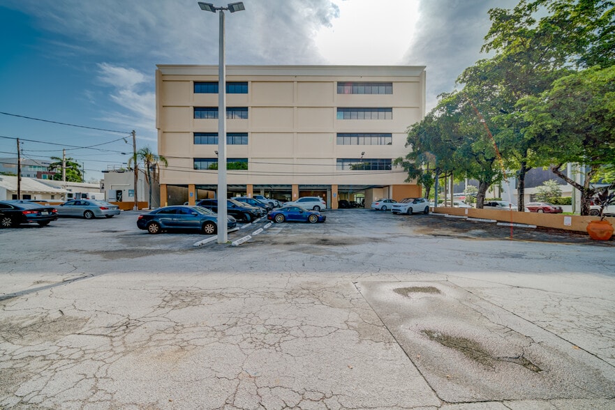 814 Ponce de Leon Blvd, Coral Gables, FL for lease - Building Photo - Image 2 of 2