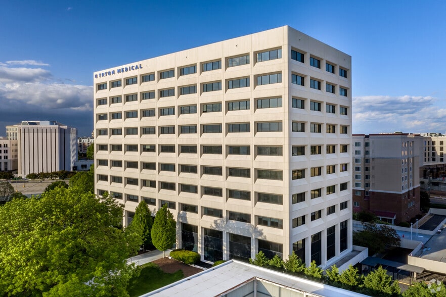 6060 Piedmont Row Dr S, Charlotte, NC à louer - Photo du bâtiment - Image 2 de 7