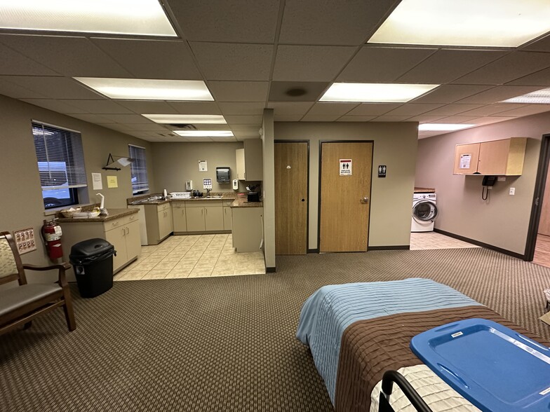 28511 Orchard Lake Rd, Farmington Hills, MI for lease - Interior Photo - Image 2 of 10