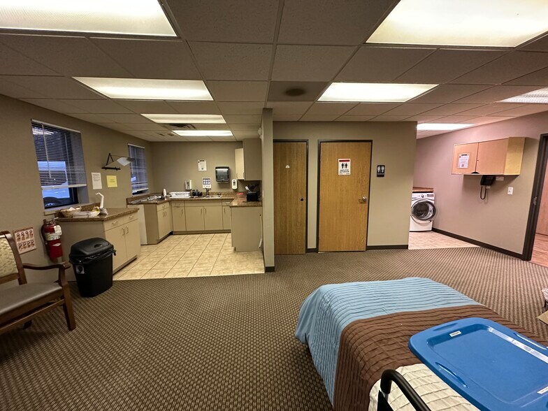 28511 Orchard Lake Rd, Farmington Hills, MI for lease - Interior Photo - Image 3 of 11