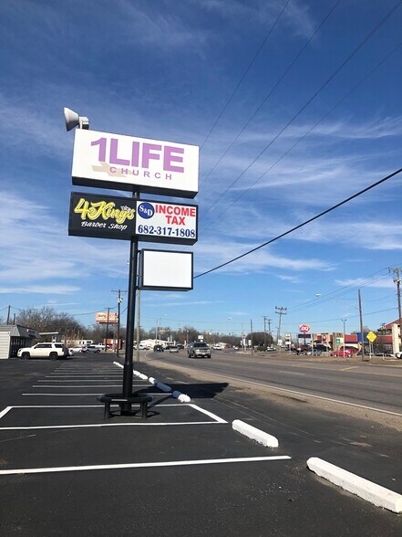 1605-1611 N Main St, Cleburne, TX for lease - Building Photo - Image 2 of 14