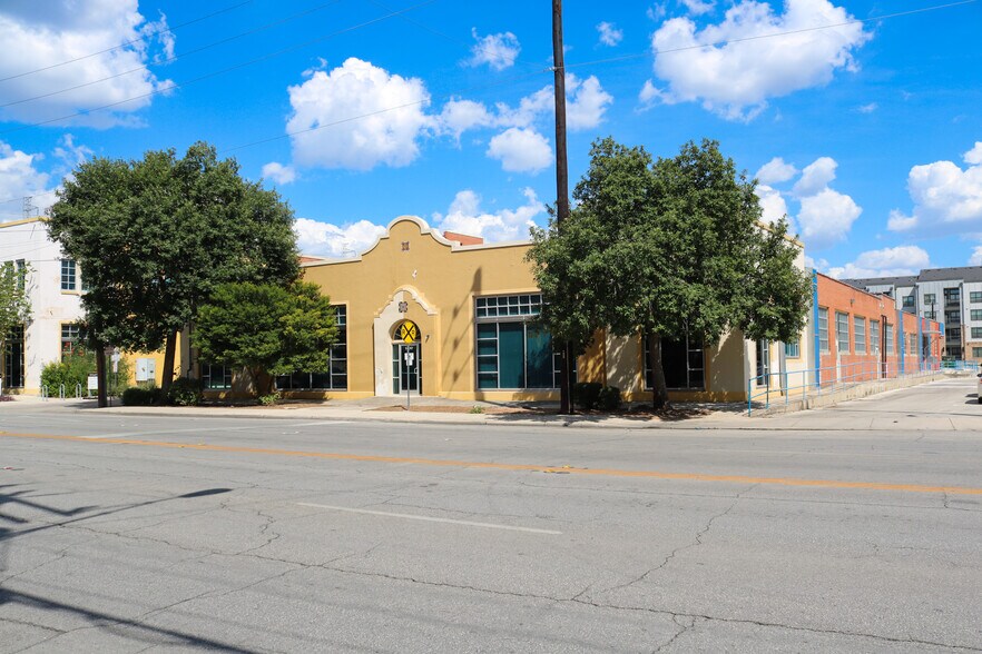 1400 S Flores St, San Antonio, TX à louer - Photo du bâtiment - Image 1 de 9