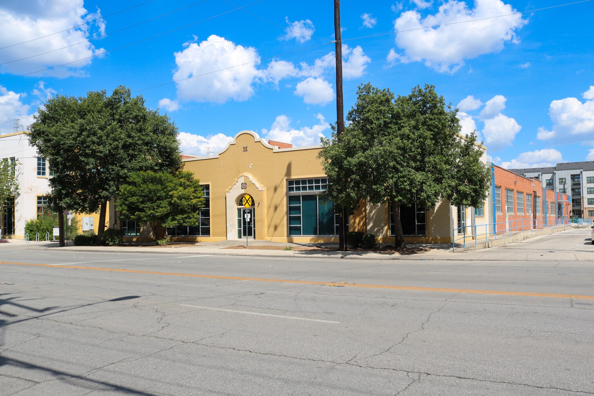 1400 S Flores St, San Antonio, TX à louer Photo du bâtiment- Image 1 de 10