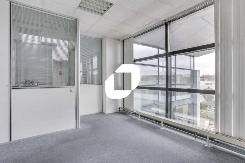 Flex in Nanterre for lease - Interior Photo - Image 1 of 7