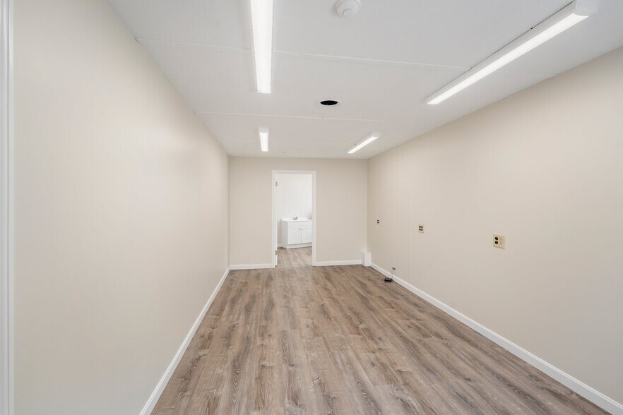 250 Manville rd, Woonsocket, RI à vendre - Photo du bâtiment - Image 3 de 9