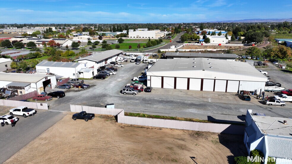 570 Armstrong Way, Oakdale, CA à vendre - Photo du bâtiment - Image 2 de 9