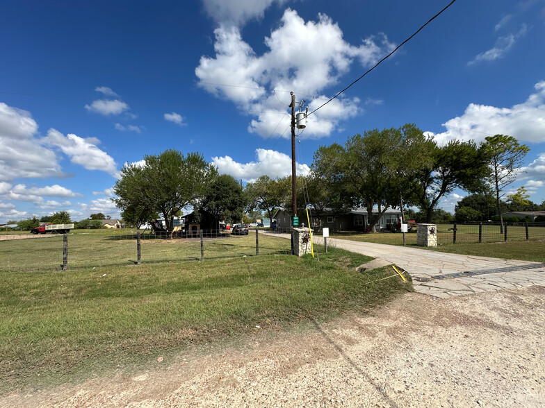 2201 Hendrickson Ln, Chappell Hill, TX for sale - Building Photo - Image 3 of 8