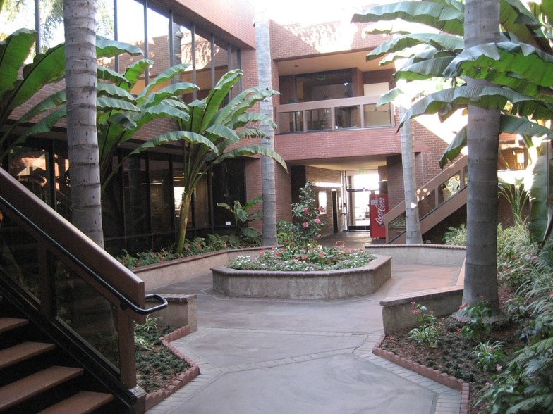 1801 E Edinger Ave, Santa Ana, CA à louer - Photo du bâtiment - Image 3 de 8