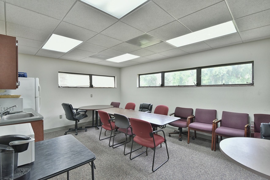 1805 SE Lake Weir Ave, Ocala, FL for sale - Interior Photo - Image 3 of 46