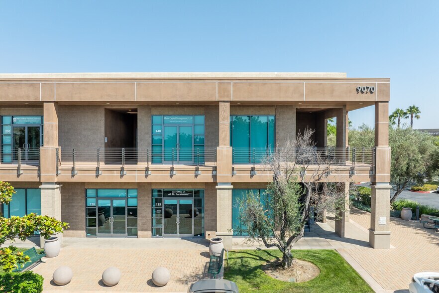 9070 Irvine Center Dr, Irvine, CA à louer - Photo du bâtiment - Image 2 de 4