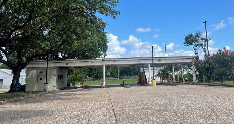 329 E Washington Ave, Navasota, TX à vendre - Photo du bâtiment - Image 2 de 2