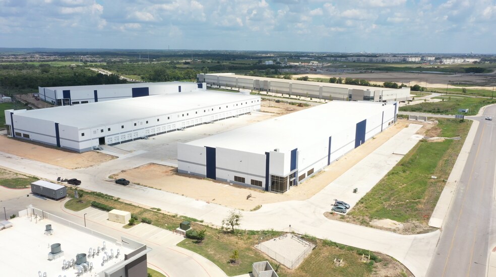 1225 Fortuna Rd, San Marcos, TX à louer - Photo du bâtiment - Image 2 de 9