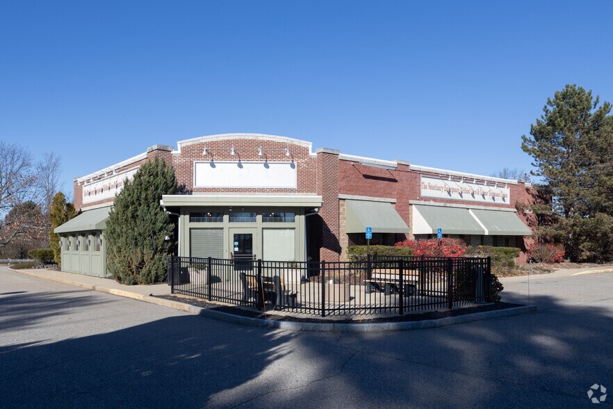 15 Piscataqua Dr, Newington, NH à louer - Photo du bâtiment - Image 2 de 2