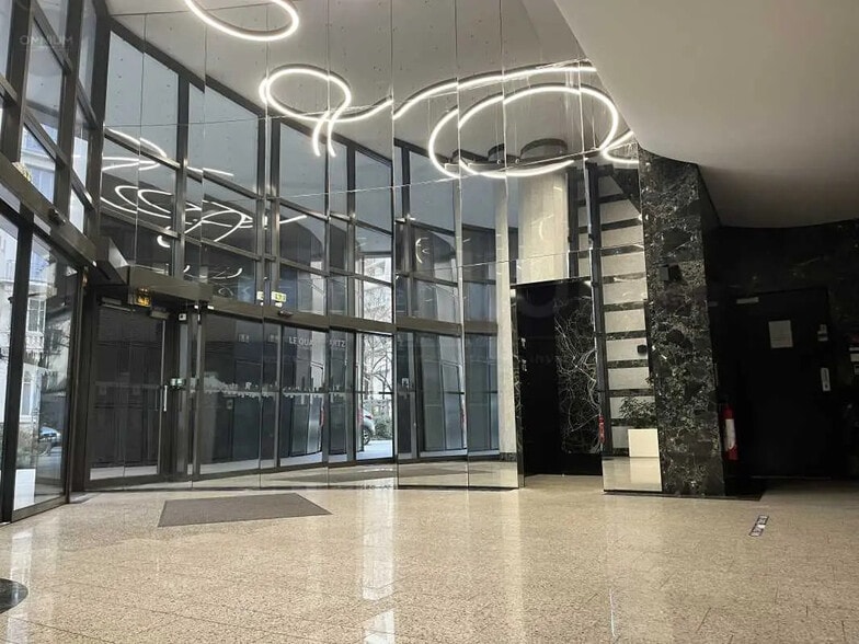 Office in Villeurbanne for lease - Lobby - Image 3 of 13