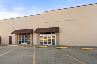 304-350 NE Agness Ave, Grants Pass, OR for lease Building Photo- Image 2 of 18