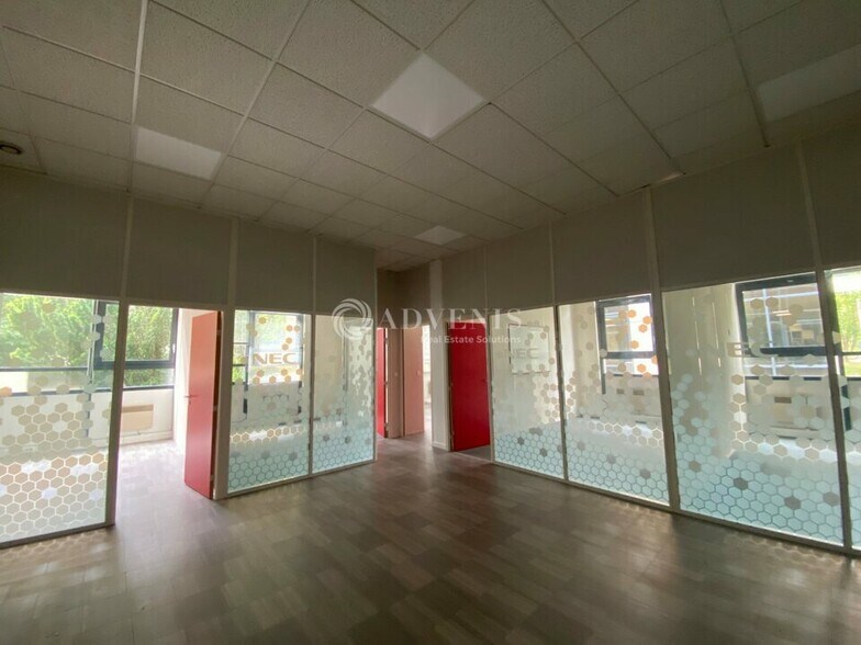 Office in Guyancourt for lease - Interior Photo - Image 3 of 6