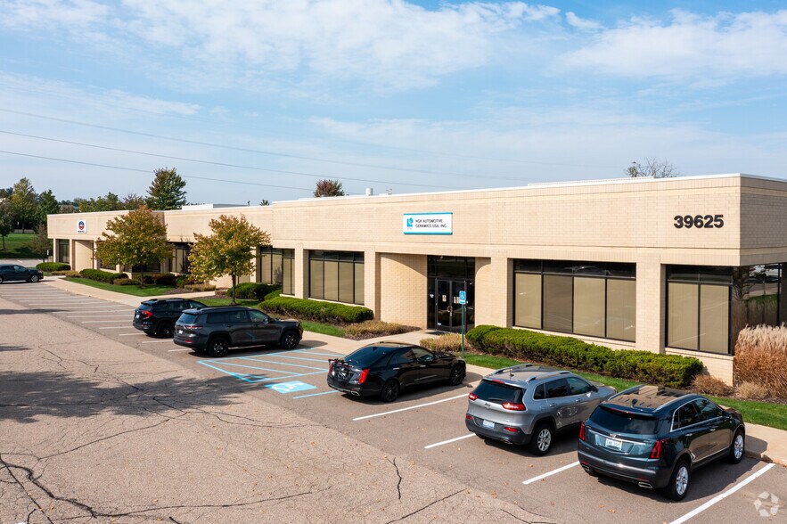 39625 Lewis Dr, Novi, MI à louer - Photo du bâtiment - Image 2 de 10
