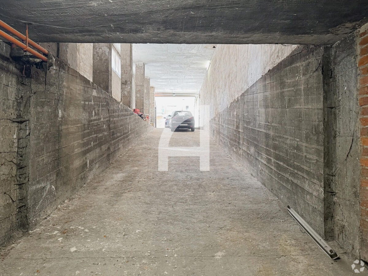 Madrid, MAD 28028 - Unit Puerta A, Esc. 1 - - Interior Photo - Image 1 of 16