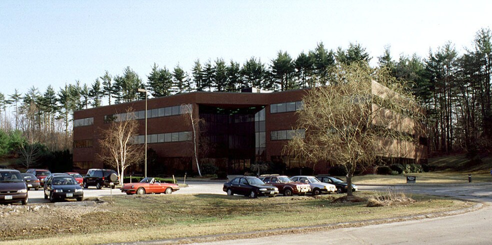 1 Executive Park Dr, Bedford, NH à louer - Photo du bâtiment - Image 2 de 14
