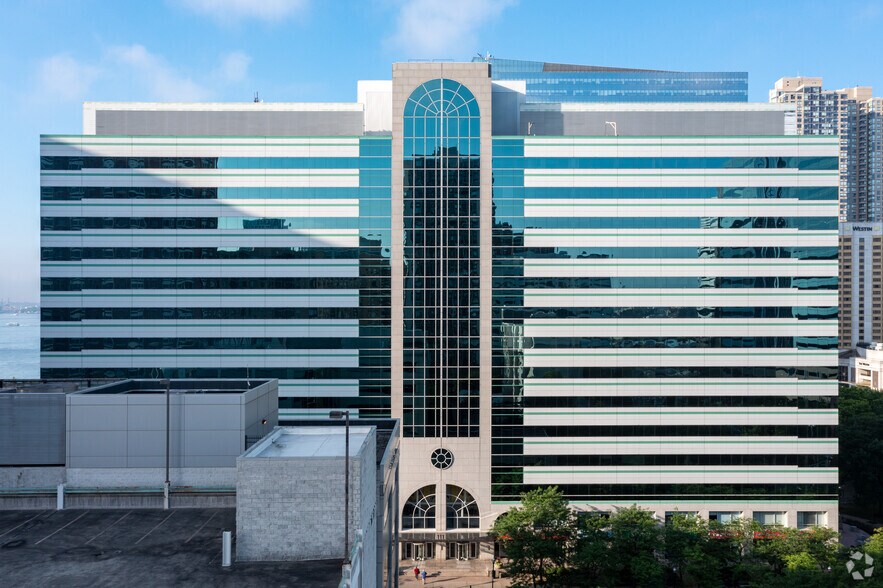 111 Town Square Pl, Jersey City, NJ à louer - Photo du bâtiment - Image 3 de 20