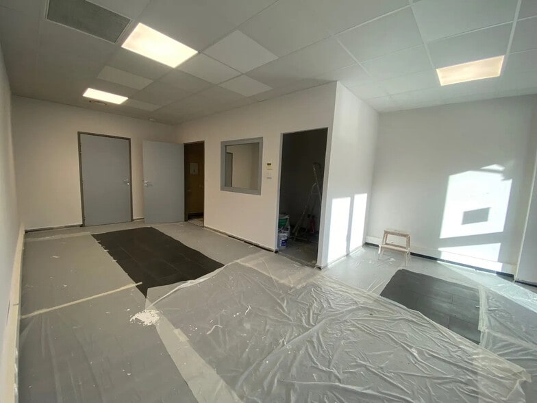Flex in Meyzieu for lease - Interior Photo - Image 2 of 3