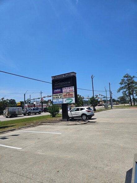 203-213 S Main St, Lumberton, TX for lease - Building Photo - Image 3 of 7