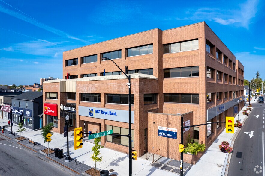 277 Lakeshore Rd E, Oakville, ON à louer - Photo du bâtiment - Image 1 de 6