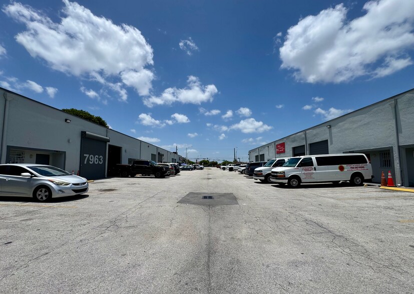 7975 W 28th Ave, Hialeah, FL à louer - Photo du bâtiment - Image 1 de 9