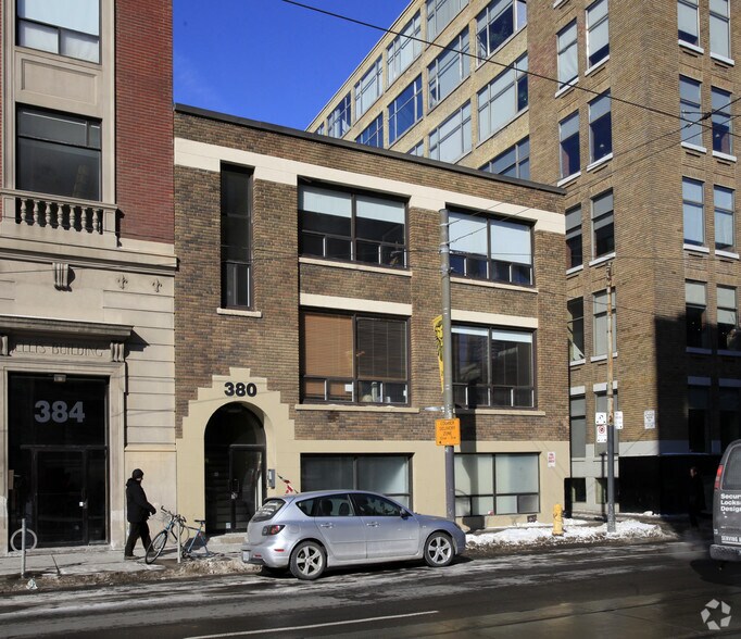 380 Adelaide St W, Toronto, ON à louer - Photo du bâtiment - Image 2 de 4